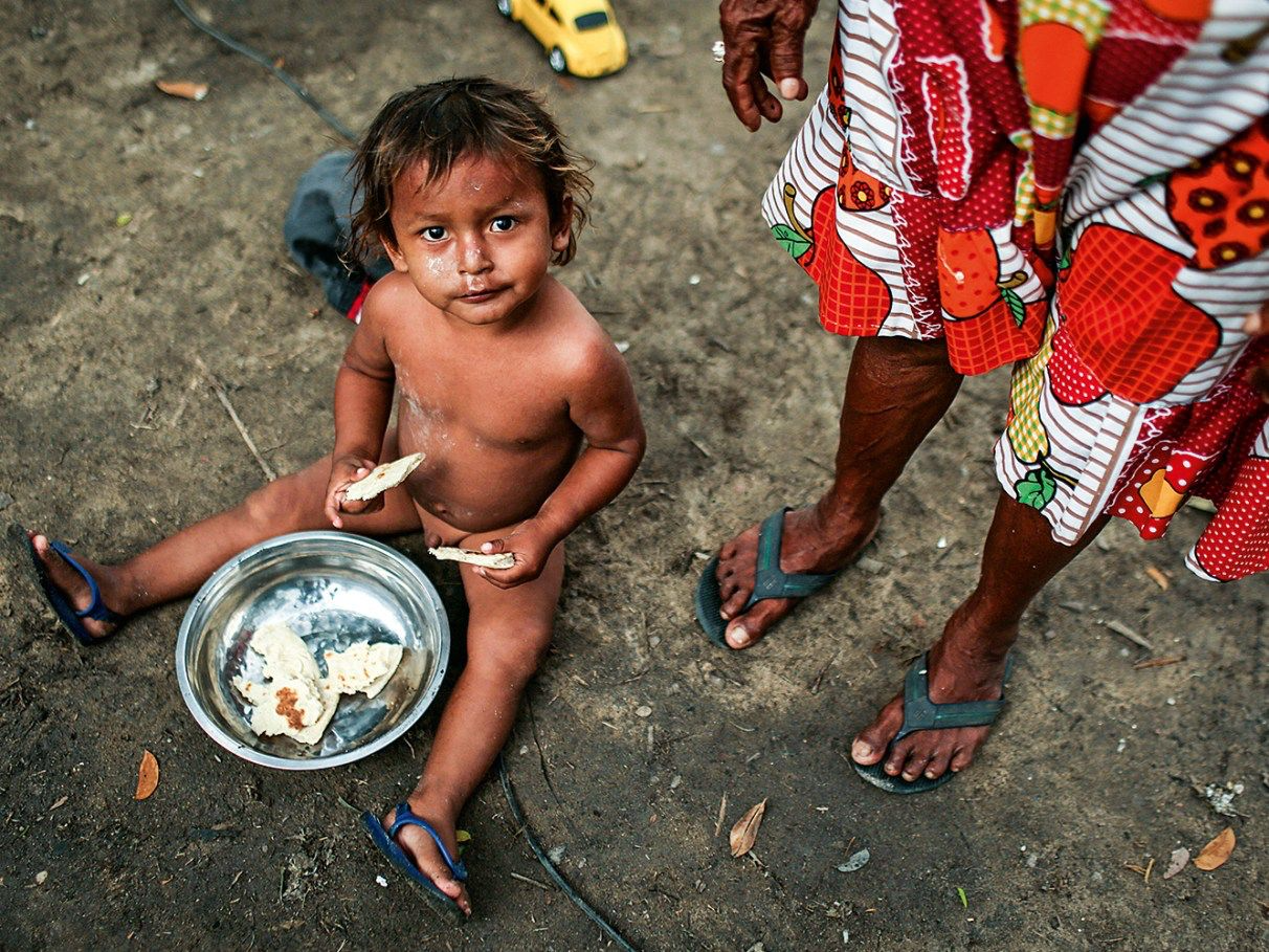 Criança venezuelana precisando de ajuda